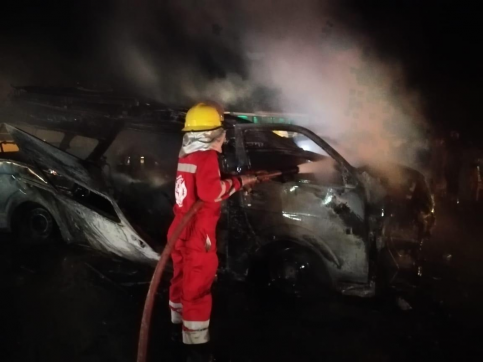 انتشال 14 جثة متفحمة بحادث مروع على الطريق السريع 