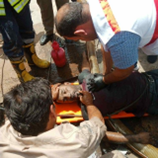 انتشال جثة شخص وانقاذ اثنين اخرين اثناء تنظيفهم لخ