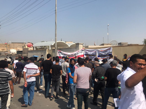 متظاهرون محتجون يغلقون بوابة تربية البصرة احتجاجا 