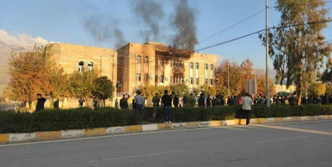 بالصور ... متظاهرون محتجون يحرقون مقرات للديمقراطي