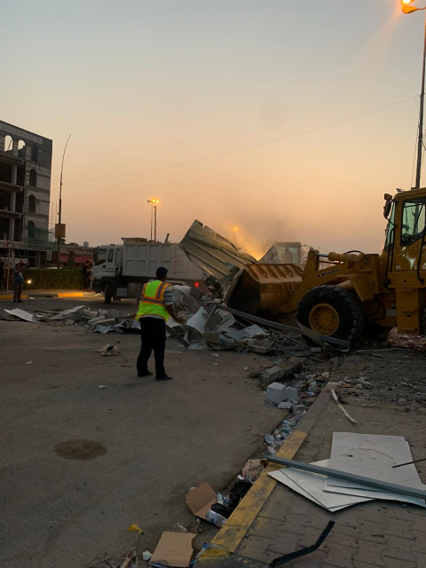 بالصور .. عمليات رفع الانقاض بعد انهيار بناية وسط 