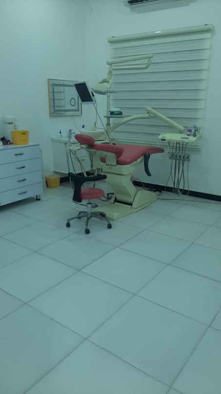 ضبط طلاب ينتحلون صفة طبيب أسنان في مراكز التجميل ب