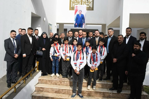 وزير العمل يشمل تلاميذ مدرسة فرح بالرعاية الإجتماع