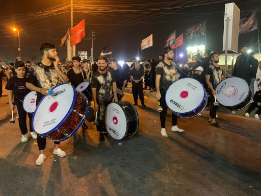 البصريون يحيون  ليلة العاشر من محرم الحرام بالحزن 