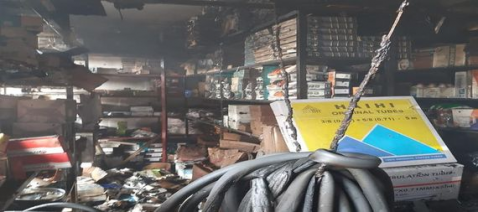 اخماد حريق اندلع في عدد من المحال التجارية بقضاء ا