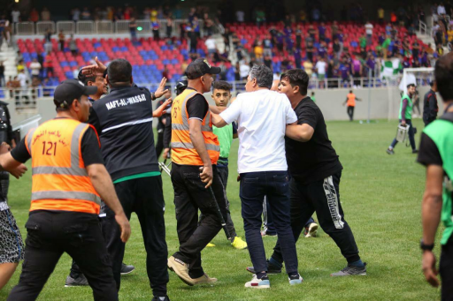 بالصور.. أعمال شغب في ملعب النجف الدولي بعد خسارة