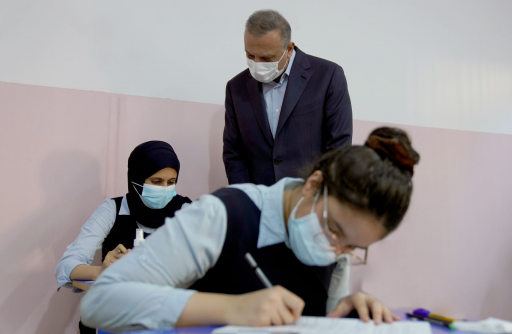 الكاظمي مخاطبا الطلية  : بكم ينهض العراق ولا مجامل