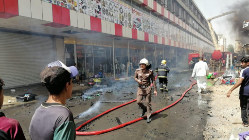اندلاع حريق كبير في مول ومدرسة ومخازن في منطقة خان