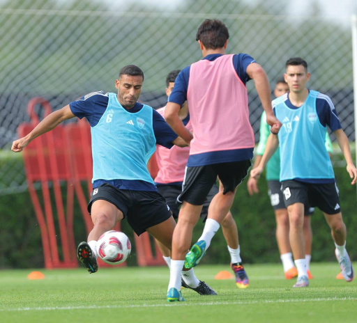 المنتخب الوطني يبدأ تدريباته في أبو ظبي 