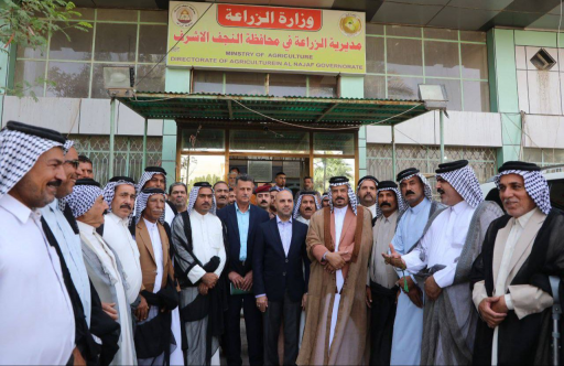  وزير الزراعة  يوزع  التعويضات المالية لمحصول الشل