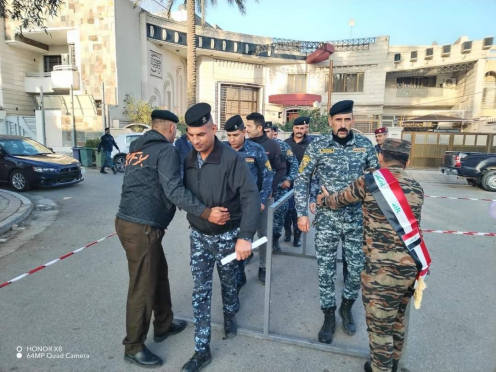بالصور ... مراكز الاقتراع الخاص في البصرة تشهد اقب