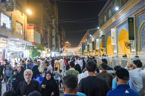 بالصور ...حشود الزائرين تطوف في رحاب الصحن العلوي 