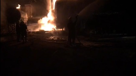 اخماد حريق اندلع في معمل اسفلت  غربي البصرة 