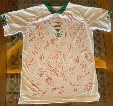  لاعبو المنتخب الوطني يهدون سيارة حديثة لطالبة اقل