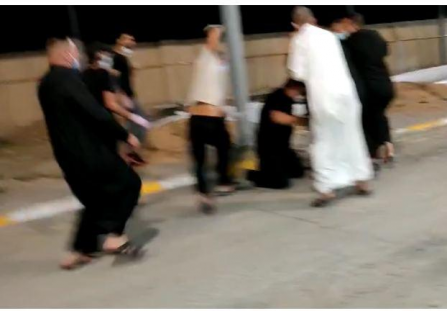 مجموعة من ذوي احد المتوفيين ينهالون بالضرب على مدي