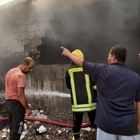 اخماد حريق داخل سوق شعبي جنوبي البصرة