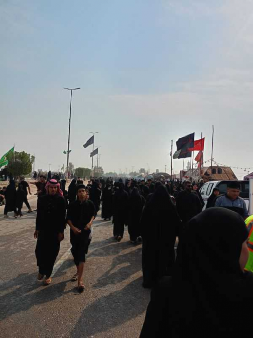 بالصور... الالاف من  البصرين يحيون زيارة الأربعين 