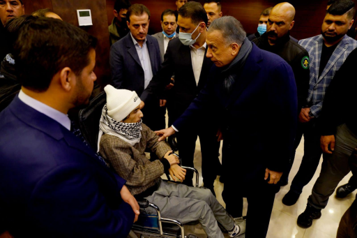 الكاظمي يلتقي عددا من المواطنين خلال زيارته النجف 