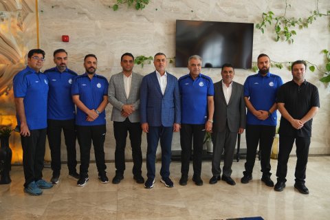محافظ البصرة يلتقي وفد نادي الاستقلال الإيراني في 