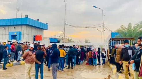 متظاهرون وخريجو كلية الهندسة في البصرة يقطعون طريق