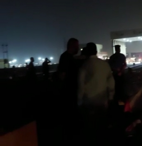 متظاهرون يغلقون مدخل بوابة ميناء ام قصر 