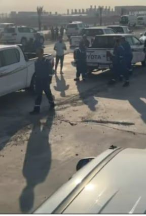 منتسبو القطاع النفطي يغلقون البوابات الرئيسية في  