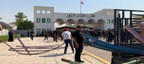 وزير الصدر يدعو  المعتصمين الى الانسحاب من امام مب