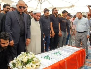 وصل جثمان الشاعر لكبير مظفر النواب الى مطار النجف 