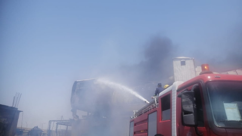  الدفاع المدني تحكم سيطرتها على حريق معمل لتعليب ا