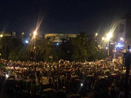 متظاهرون يقطعون ساحة التحرير بالإطارات المحترقة 
