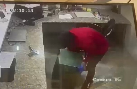 مسلحون مجهولون يسرقون 3 قاصات للاموال من احدى شركا