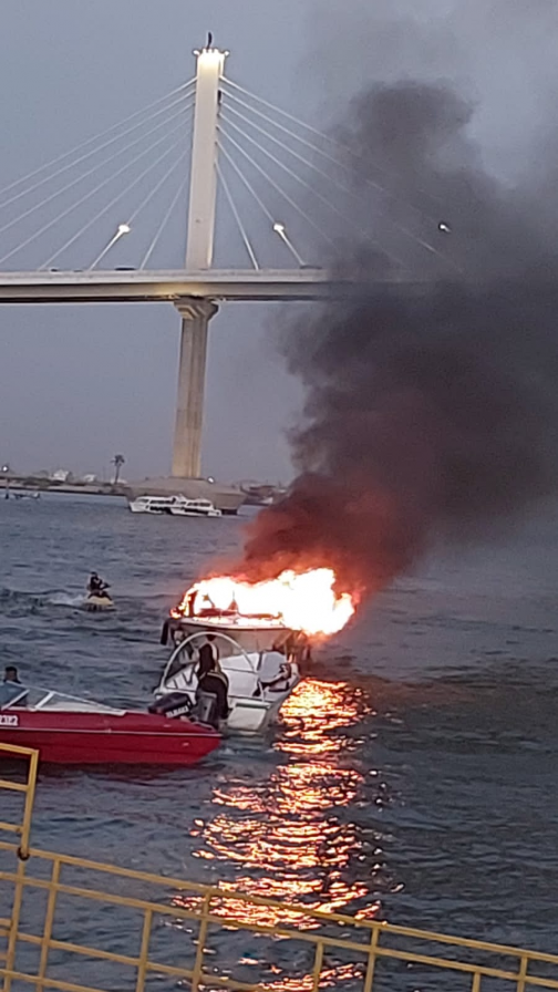 فرق الدفاع المدني تخمد حريقا اندلع بزورق نهري في ش