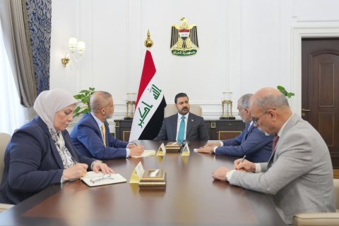 رئيس الوزراء يوجه بتثبيت جميع العقود والأجراء على الملاك الد