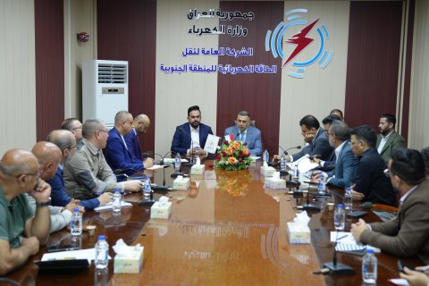 محافظ البصرة  يناقش مع كوادر نقل الطاقة الكهربائية بالمنطقة 