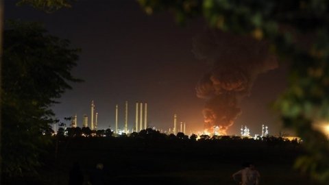 حريق بمطار الإمام الخميني وانفجار بمجمع للبتروكيماويات في اي
