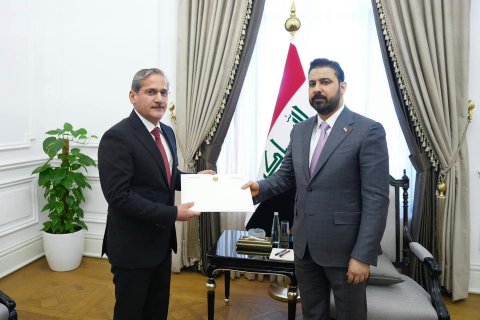 رئيس الوزراء يكشف عن ذمته المالية ويسلمها إلى رئيس هيئة النز