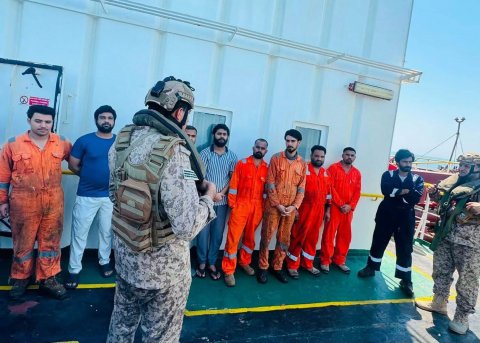 القوة البحرية تنفذ مهمة لتفتيش وحماية الناقلات النفطية في منطقة انتظار ميناء البصرة النفطي