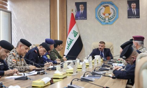 وزير الداخلية  يناقش مع القادة  والضباط الأوضاع الأمنية الحا