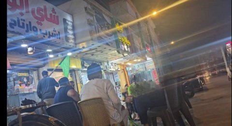 امام أنظار المسؤولين ..كراسي في الشارع ومضايقة المواطنين في 