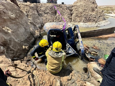 الدفاع المدني بالبصرة  ينقذ سائقا احتجز داخل مركبته إثر حادث