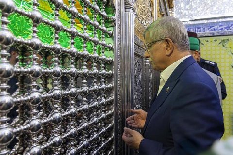 أحمد داود أوغلو  يؤدي مراسم زيارة مرقد الإمام  العباس (عليه 