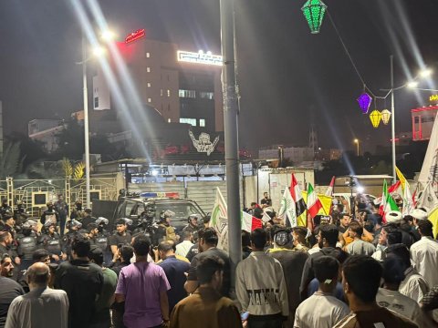 وقفة احتجاجية امام القنصلية الكويتية في البصرة  تنديدا للقصف