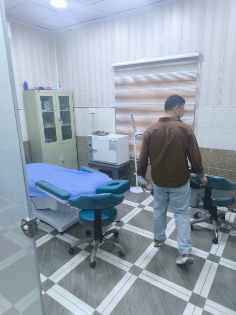  صحة البصرة تضبط وافدا أجنبيا يمارس زراعة الشعر داخل مركز غير مجاز في بريهة