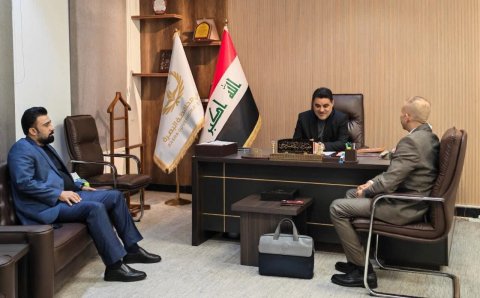 رئيس اللجنة الأمنية بالبصرة يلتقي ضابطا عراقيا تخرّج بامتياز
