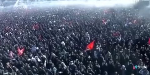 ملايين المشيّعين يؤدون صلاة الجنازة على جسد الشهيد الامام ال
