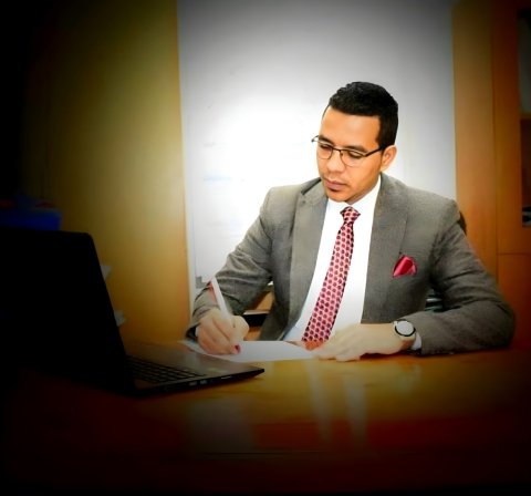 ( سارق الأحزان) .. حين ينسج محمود المناعي من ثنائية الألم والأمل فلسفةً للاستمرار...!! 