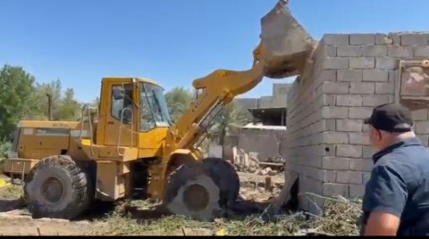 بلدية البصرة تنفذ حملة لإزالة التجاوزات وتنظيف الأنهر من الن