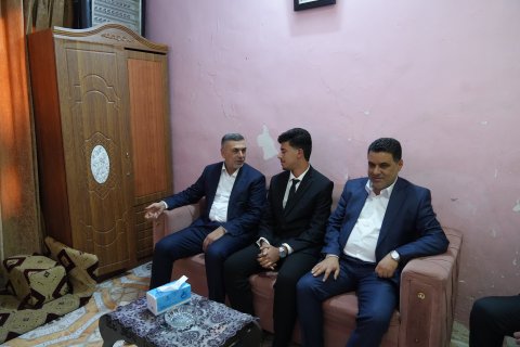 محافظ البصرة يكرم الطالب  المتفوقَ جابر عادل بمكافأةً ماليةً