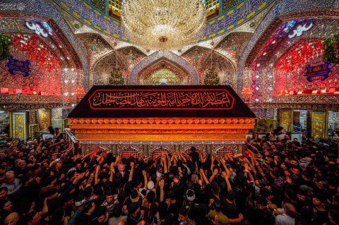 توافد حشود غفيرة من الزائرين إلى  مرقد الإمام علي  (عليه الس