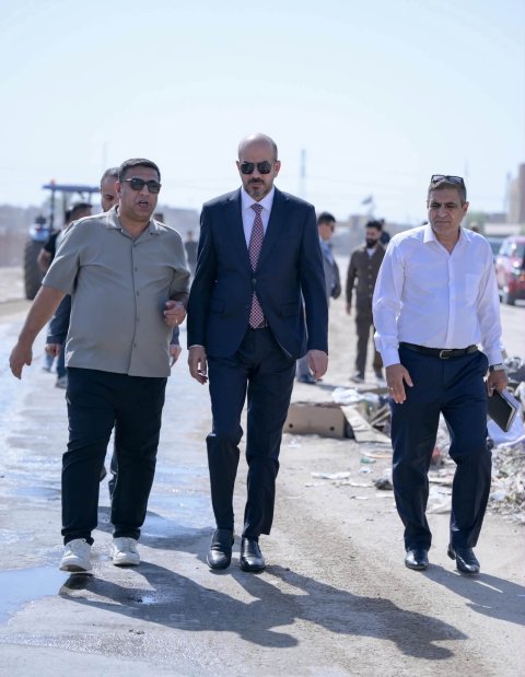محافظ ذي قار يشرف ميدانياً على الحملة الخدمية في قضاء الشطرة
